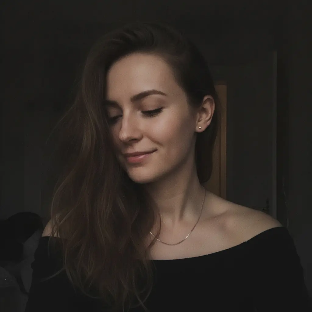 Тёмное селфи девушки #815